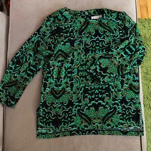 💚💚💚H&M 3/4 Sleeve Green Shirt.
